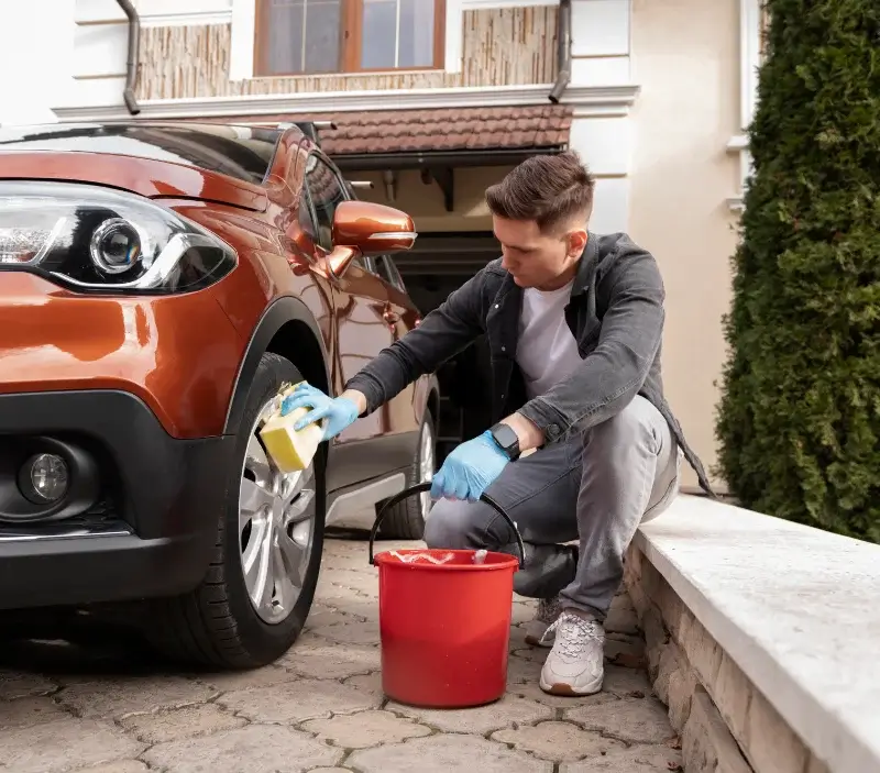 Lavage auto à domicile Vieuvicq : professionnel intervenant sur un véhicule